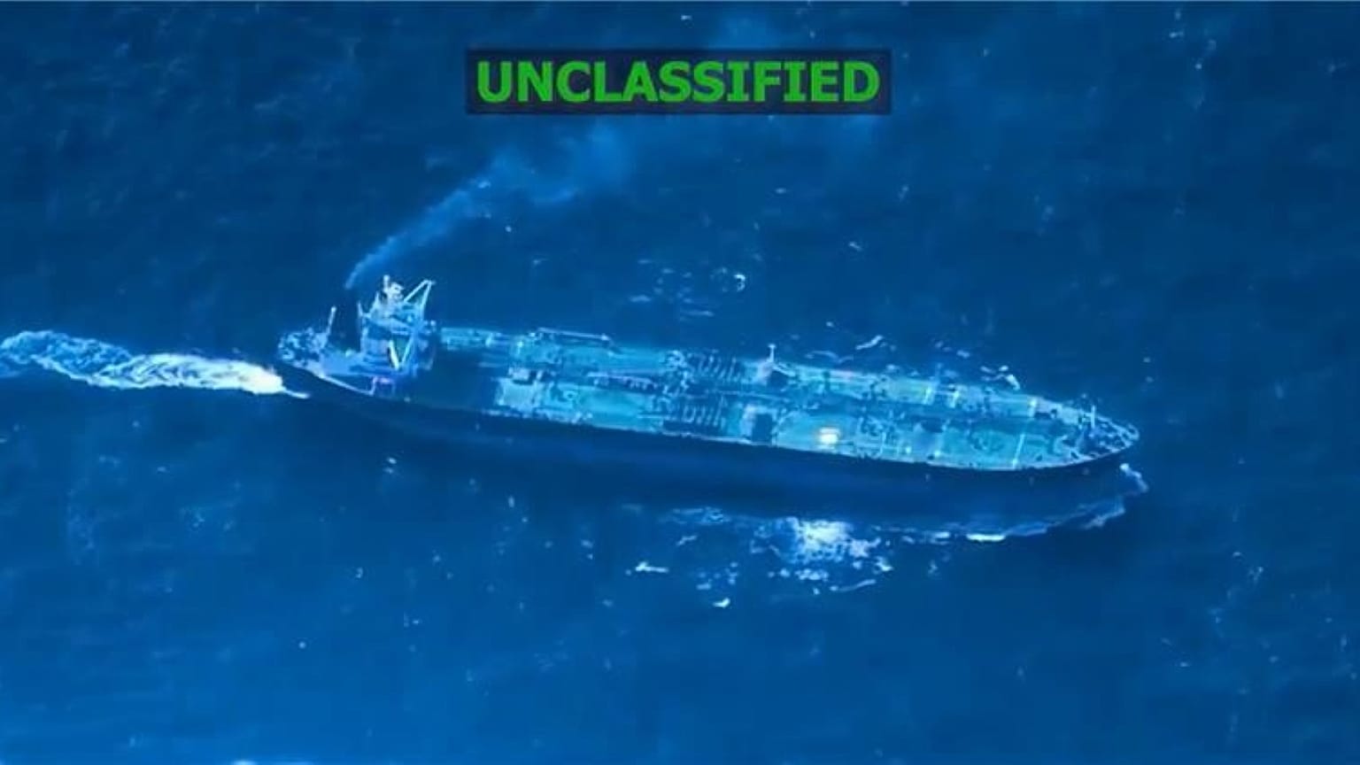 El petrolero Sagitta instantes antes de ser abordado por las tropas estadounidenses.