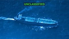 Das Tankschiff Sagitta kurz bevor es von US-Truppen geentert wird.