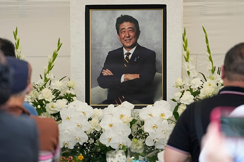 Pessoas oferecem orações pelo antigo Primeiro-Ministro Shinzo Abe no templo Zojoji em Tóquio, 8 de julho de 2023