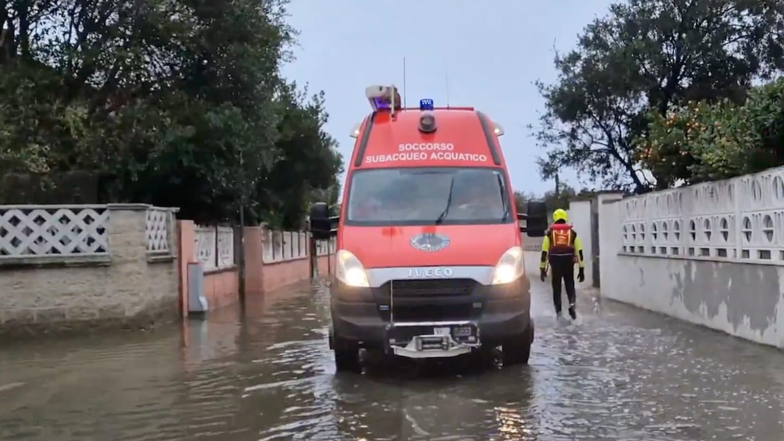 Un mezzo dei vigili del fuoco in azione in Sardegna