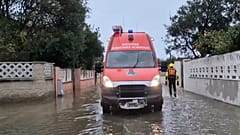 Ein Feuerwehrauto im Einsatz auf Sardinien