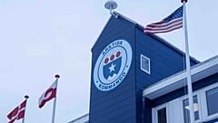 Die dänische, grönländische und amerikanische Flagge sind am Freitag, den 16. Januar 2026, im Zentrum des Gemeinsamen Arktischen Kommandos in Nuuk, Grönland, zu sehen.