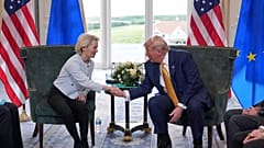 Η πρόεδρος της Ευρωπαϊκής Επιτροπής Ursula von der Leyen και ο πρόεδρος των ΗΠΑ Donald Trump έκλεισαν εμπορική συμφωνία στη Σκωτία τον Ιούλιο του 2025.