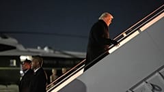 Der US-Präsident besteigt die Air Force One auf dem Weg zum Weltwirtschaftsforum in Davos. Dienstag, 20. Januar 2026