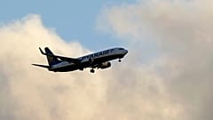 Ένα Boeing 737 της Ryanair προσεγγίζει για προσγείωση στη Λισαβόνα, στο ηλιοβασίλεμα, Τρίτη 13 Ιουνίου 2023.