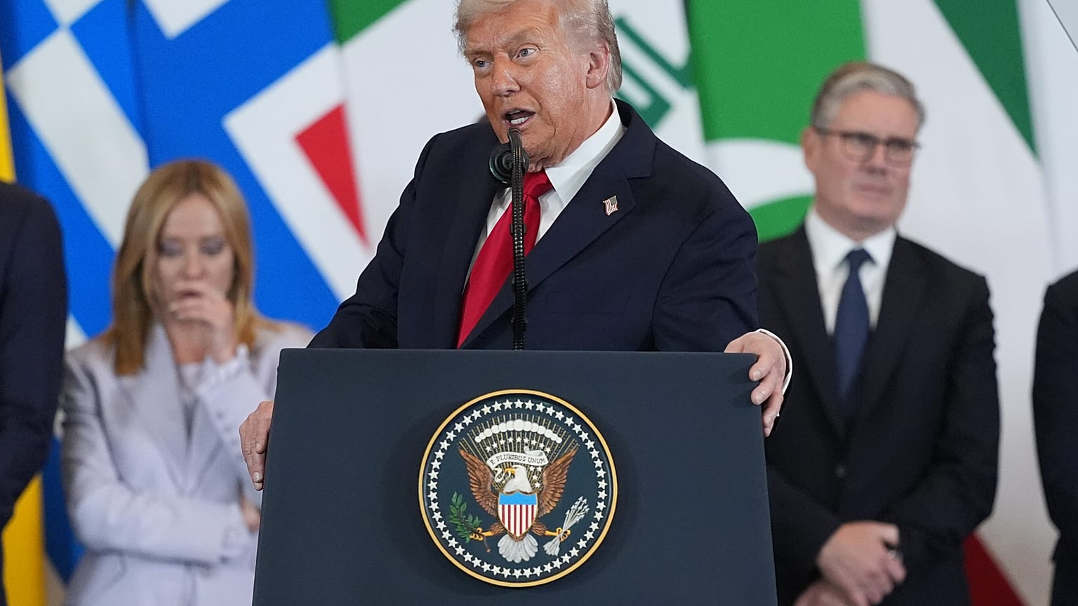 Giorgia Meloni (a sinistra) alle spalle di Trump durante l'intervento del presidente Usa a Sharm El Sheikh, insieme al premier britannico Keir Starmer (13 ottobre 2025)