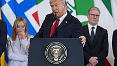 Giorgia Meloni (a sinistra) alle spalle di Trump durante l'intervento del presidente Usa a Sharm El Sheikh, insieme al premier britannico Keir Starmer (13 ottobre 2025)