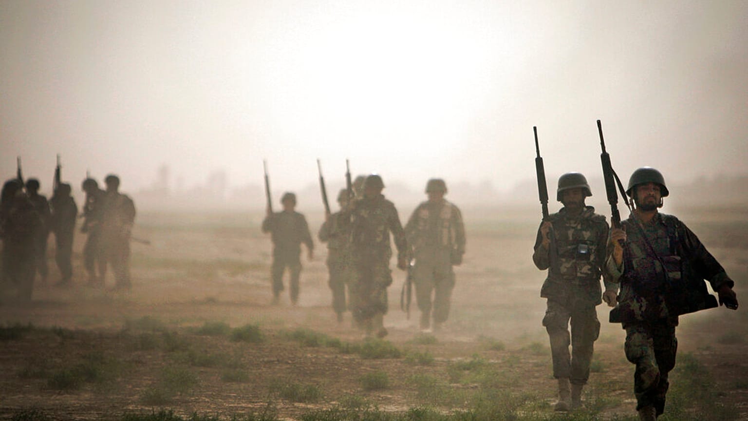 3 يونيو/حزيران 2010 – جنود من الجيش الأفغاني ينضمون إلى مهمة مشتركة مع قوات كندية في مديرية بانجواي جنوب غربي قندهار، أفغانستان