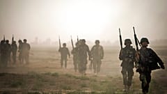 3 يونيو/حزيران 2010 – جنود من الجيش الأفغاني ينضمون إلى مهمة مشتركة مع قوات كندية في مديرية بانجواي جنوب غربي قندهار، أفغانستان