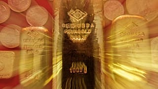 Zdjęcie archiwalne. Sztabki złota i monety bulionowe na zbliżeniu w niemieckim BW-Bank w Stuttgarcie, Niemcy. 18 marca 2008 r.