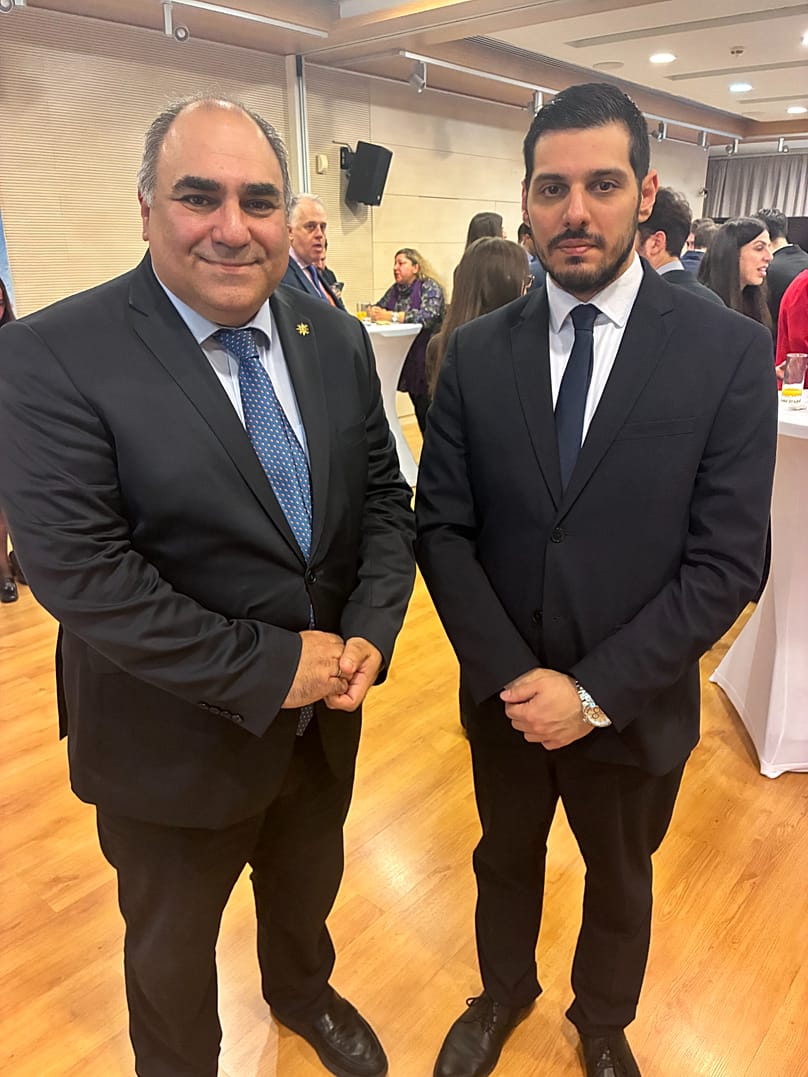 Ο πρέσβης της Κυπριακής Δημοκρατίας στην Ελλάδα Σταύρος Αυγουστίδης και ο δημοσιογράφος του euronews Γιώργος Δημητρόπουλος