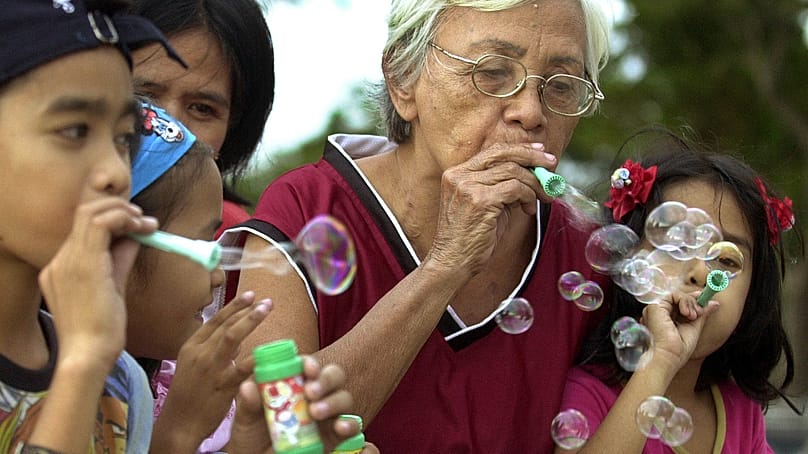 Wielu Filipińczyków wyszło w weekend do parków i centrów handlowych, aby uczcić narodowy Dzień Babci i Dziadka.