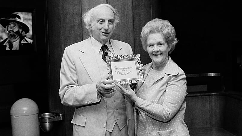 Michael Goldgar i Marian McQuade trzymają tablicę upamiętniającą National Grandparents Day podczas wizyty w programie „Today Show”. Nowy York, 1978 r.