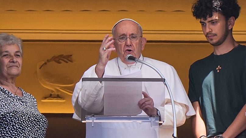 Papież Franciszek, udziela błogosławieństwa, w niedzielę, w III Światowy Dzień Dziadków i Osób Starszych, w niedzielę 23 lipca 2023 r.