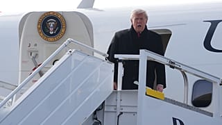 الرئيس دونالد ترامب يترجل من طائرة الرئاسة "إير فورس ون" بعد وصوله إلى مطار زيورخ الدولي لحضور المنتدى الاقتصادي العالمي، الأربعاء 21 يناير/كانون الثاني 2026،. (صورة من أ ب