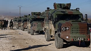 قوات الحكومة السورية، على متن آليات مدرعة، تدخل مخيم الهول في محافظة الحسكة شمال شرقي سوريا، الأربعاء 21 كانون الثاني/يناير 2026
