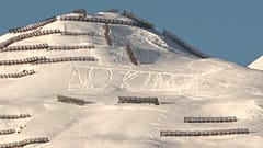 Aktivisten schnitzen riesige „No King“-Schriftzüge in den Schnee. Protest gegen Trumps Ankunft in Davos in der Schweiz am 20. Januar 2026.