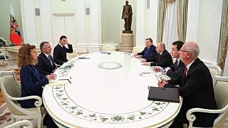 الرئيس الروسي فلاديمير بوتين يحضر محادثات مع المبعوث الأمريكي الخاص ستيف ويتكوف، في موسكو، روسيا، الثلاثاء 2 ديسمبر 2025. (ألكسندر كازاكوف، سبوتنيك، صورة من مجمع الكرملين عبر 