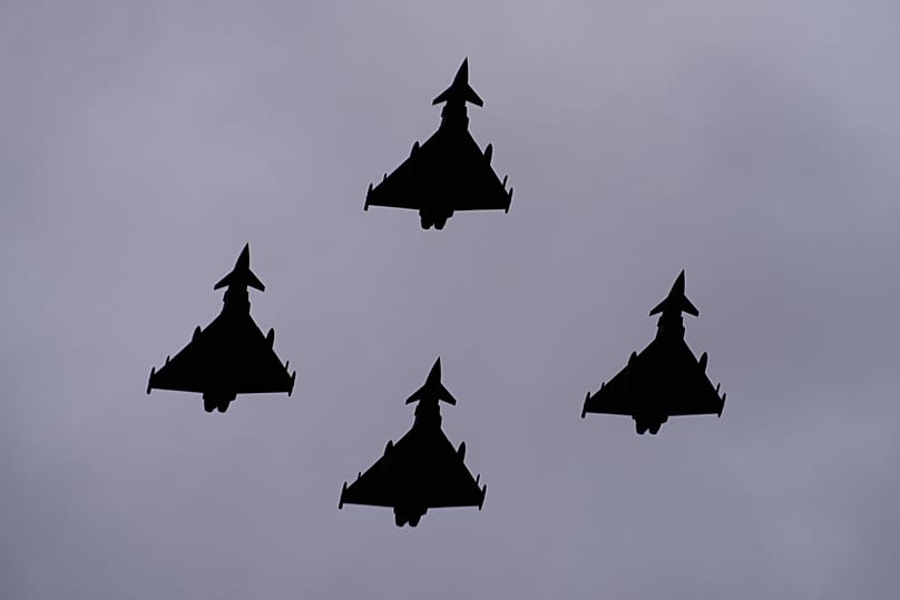 Des avions de chasse Eurofighter Typhoon de l'armée de l'air espagnole survolent le défilé militaire marquant le « Día de la Hispanidad », à Madrid, Espagne, le 12.10.2025