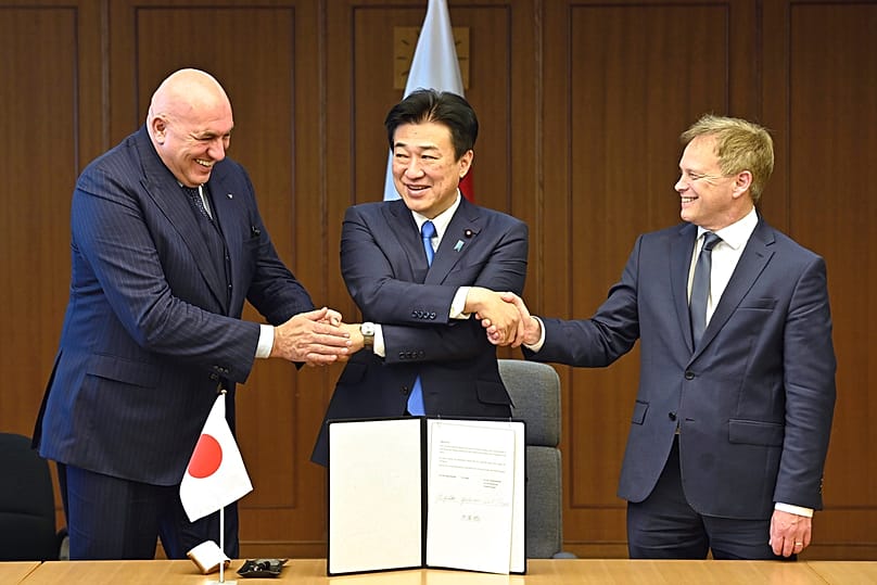 Le ministre britannique de la Défense, Grant Shapps, l'Italien Guido Crosetto et le Japonais Minoru Kihara, le 14 décembre 2023, à Tokyo, au Japon.
