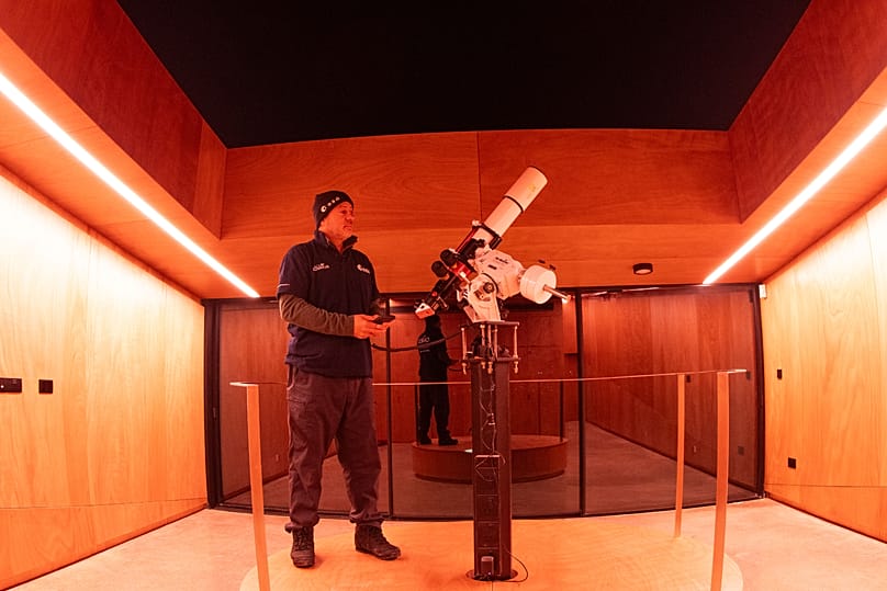 Ο Στέλιος Τρύφων μπροστά από το υπερσύγχρονο ηλιακό τηλεσκόπιο του Αστεροσκοπείου