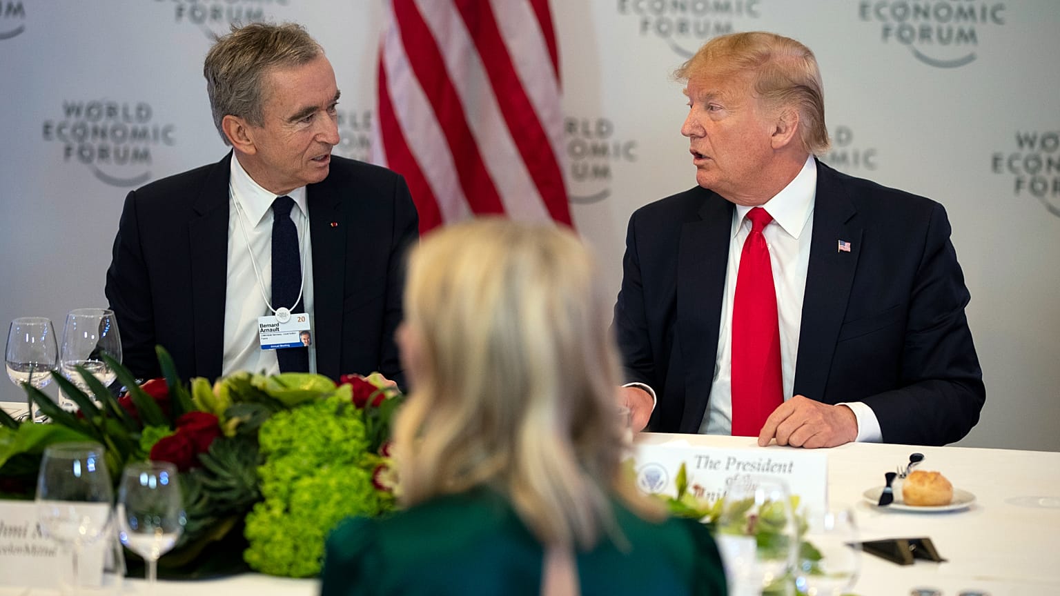 الرئيس دونالد ترامب يتحدث مع الرئيس التنفيذي لشركة LVMH، برنارد أرنو، يوم الثلاثاء 21 يناير 2020، في دافوس، سويسرا. (صورة من وكالة أسوشيتد برس/ إيفان فوتشي)