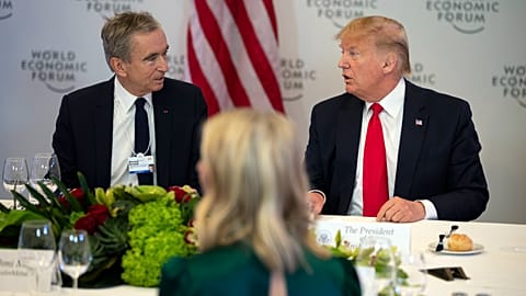 الرئيس دونالد ترامب يتحدث مع الرئيس التنفيذي لشركة LVMH، برنارد أرنو، يوم الثلاثاء 21 يناير 2020، في دافوس، سويسرا. (صورة من وكالة أسوشيتد برس/ إيفان فوتشي)
