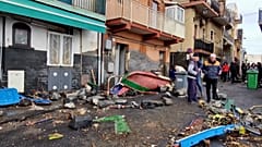 Nach dem Abzug von Sturm Harry gingen Bewohner auf die Straßen, um den Schaden zu begutachten. Messina, Sizilien, Italien, 20. Januar 2026.