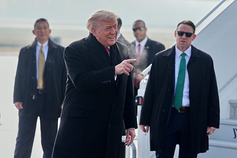 Prezydent Donald Trump (w środku) wskazuje palcem, schodząc z Air Force One po przybyciu na Międzynarodowe Lotnisko w Zurychu na Światowe Forum Ekonomiczne, w środę 21.01.2026