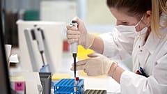 Moderna und Merck haben einen personalisierten mRNA-Impfstoff entwickelt. Er bringt Melanom-Patientinnen und -Patienten langfristige Vorteile.
