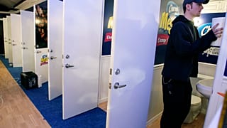 نيل ريندن يُجهّز كبائن الحمامات التي ستكون مفتوحة خلال موسم العطلات