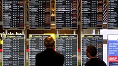 Am Adolfo-Suárez-Barajas-Flughafen in Madrid zeigt die Tafel am dritten Februar zweitausendzwanzig Fluginfos nach zwei Stunden Luftraumsperrung wegen Drohnensichtungen.