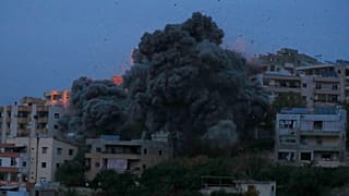 تصاعد الدخان إثر غارة إسرائيلية استهدفت مبنى في بلدة الخرايب جنوب لبنان، في 21 يناير 2026.