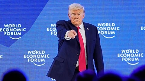 Le président Donald Trump réagit après son discours lors de la réunion annuelle du Forum économique mondial à Davos, en Suisse, le 21 janvier 2026.
