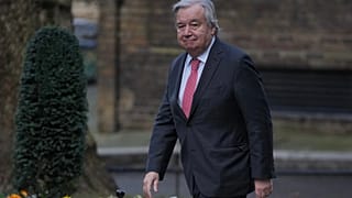 وصل الأمين العام للأمم المتحدة أنطونيو غوتيريش للقاء رئيس الوزراء البريطاني كير ستارمر في مقر رئاسة الوزراء البريطانية في 10 داونينج ستريت، لندن، يوم الجمعة 16 يناير 2026. (صو