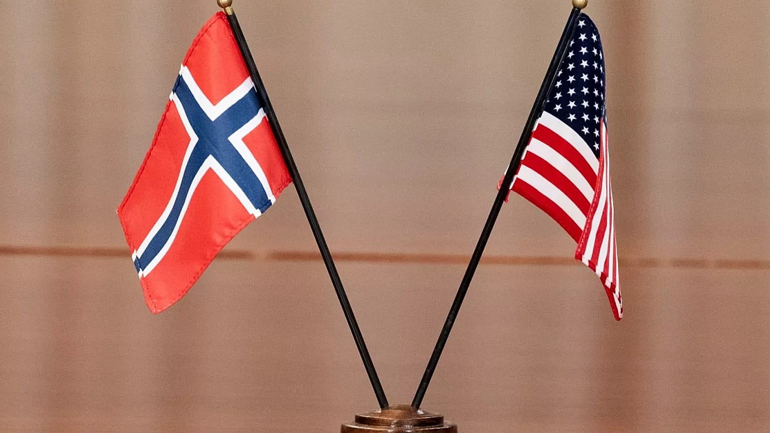 The Norwegian and US flags are seen on the table at the Pentagon, 20 September, 2022