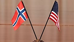 Norveç ve ABD bayrakları Pentagon'daki masanın üzerinde görülüyor, 20 Eylül, 2022