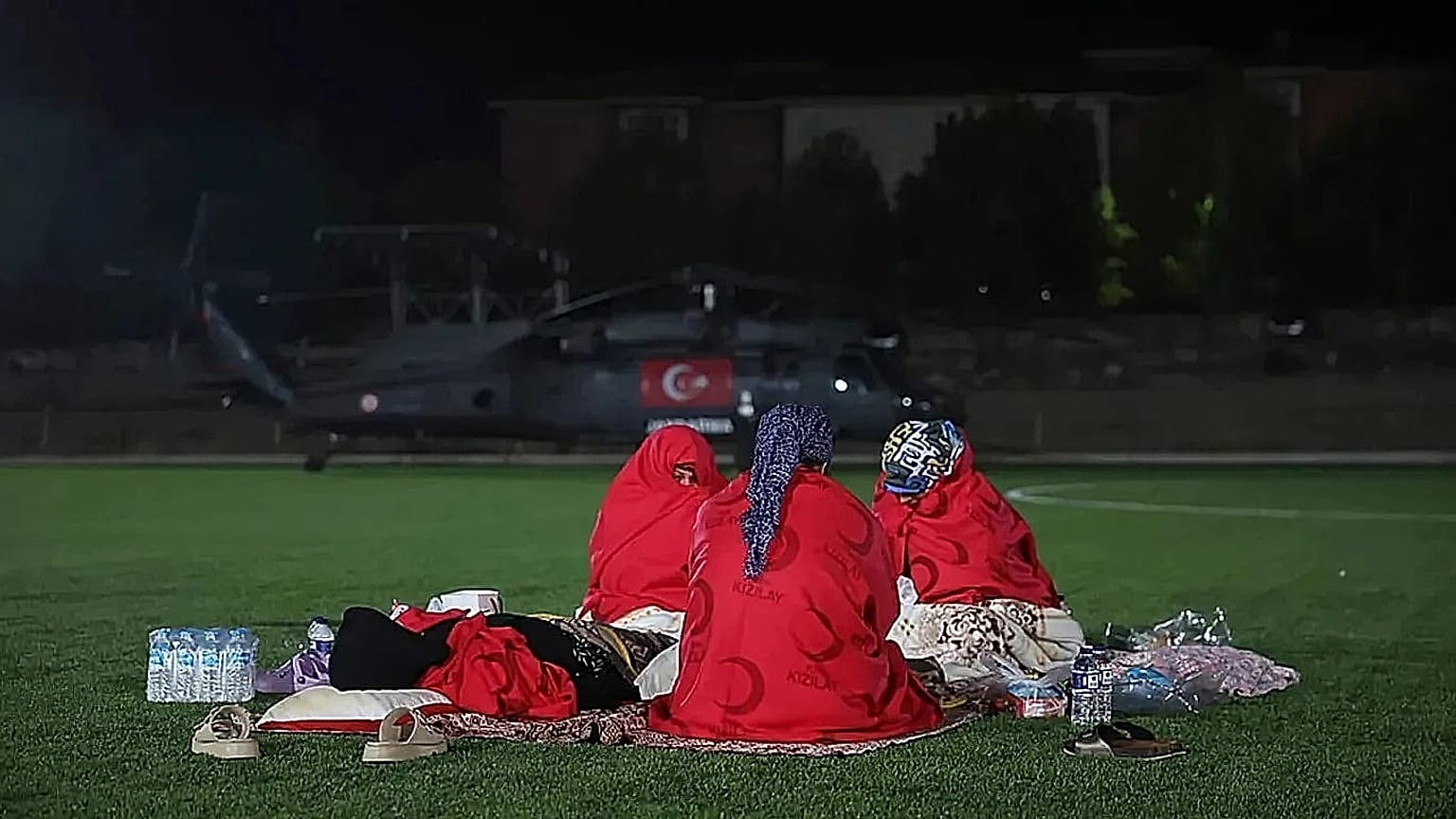 Sındırgı'da meydana gelen 6,1 büyüklüğündeki deprem sonrası parkta bekleyen insanlar, 11 Ağustos 2025