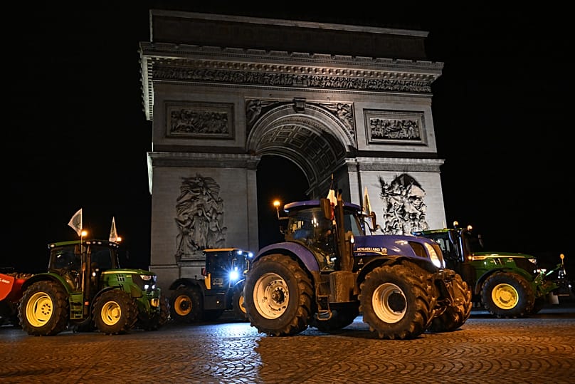 Landwirte protestieren gegen das Mercosur-Abkommen vor dem Arc de Triomphe in Paris, Frankreich am 13. Januar 2026