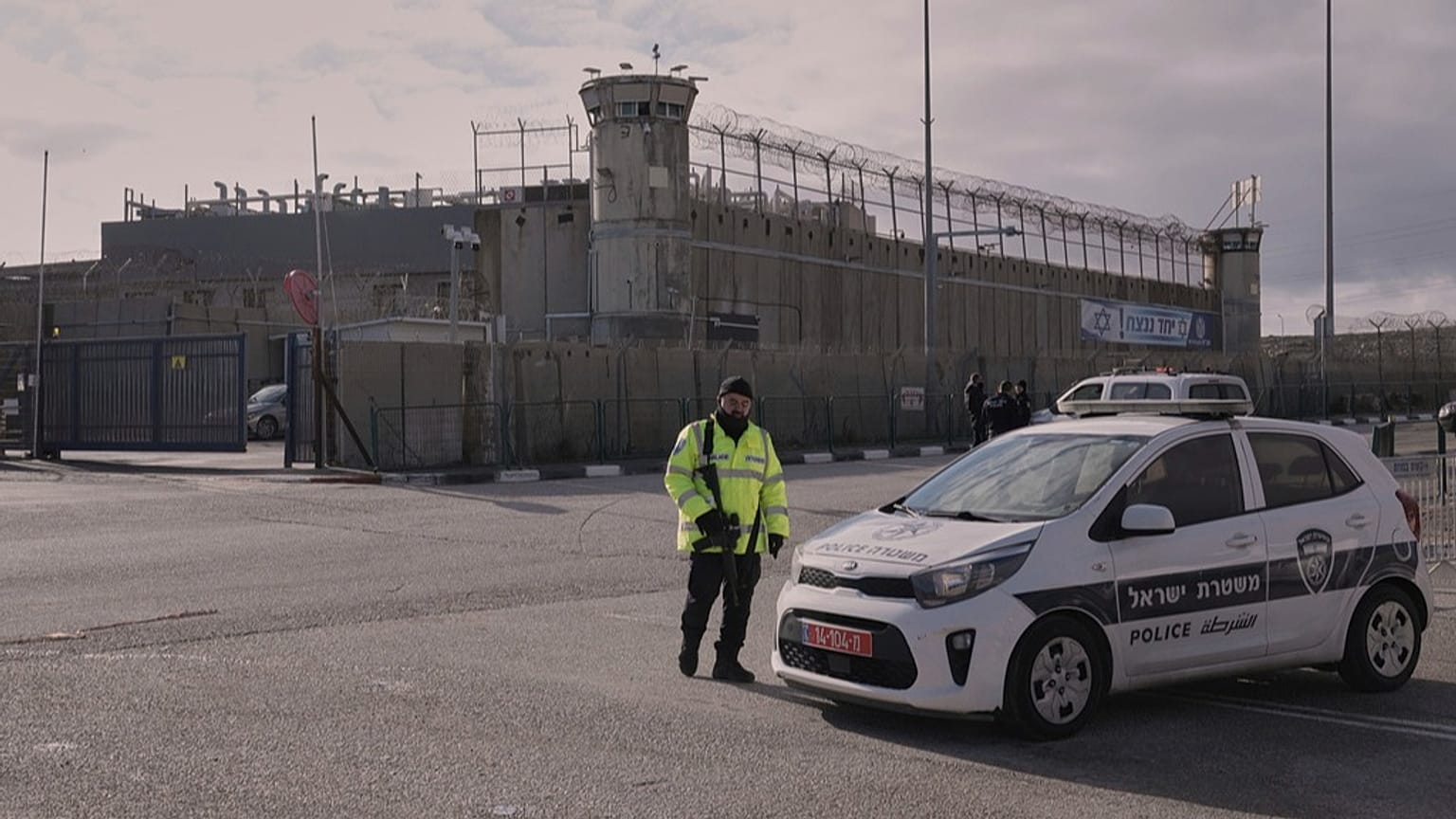 عناصر أمن إسرائيليون أمام سجن عوفر العسكري، في 8 فبراير 2025.