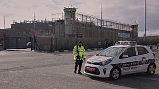 عناصر أمن إسرائيليون أمام سجن عوفر العسكري، في 8 فبراير 2025.