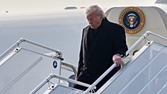Başkan Donald Trump, Dünya Ekonomik Forumu için Zürih Uluslararası Havalimanı'na vardıktan sonra Air Force One'dan indi. 21 Ocak 2026