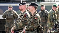 Symbolbild: Soldaten während eines Besuchs von Hendrick Wuest in der "Feldmarschall-Rommel-Kaserne" in Augustdorf, 30. März 2022