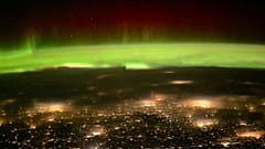 Aufnahmen der Internationalen Raumstation zeigen strahlende Polarlichter über der Erde.