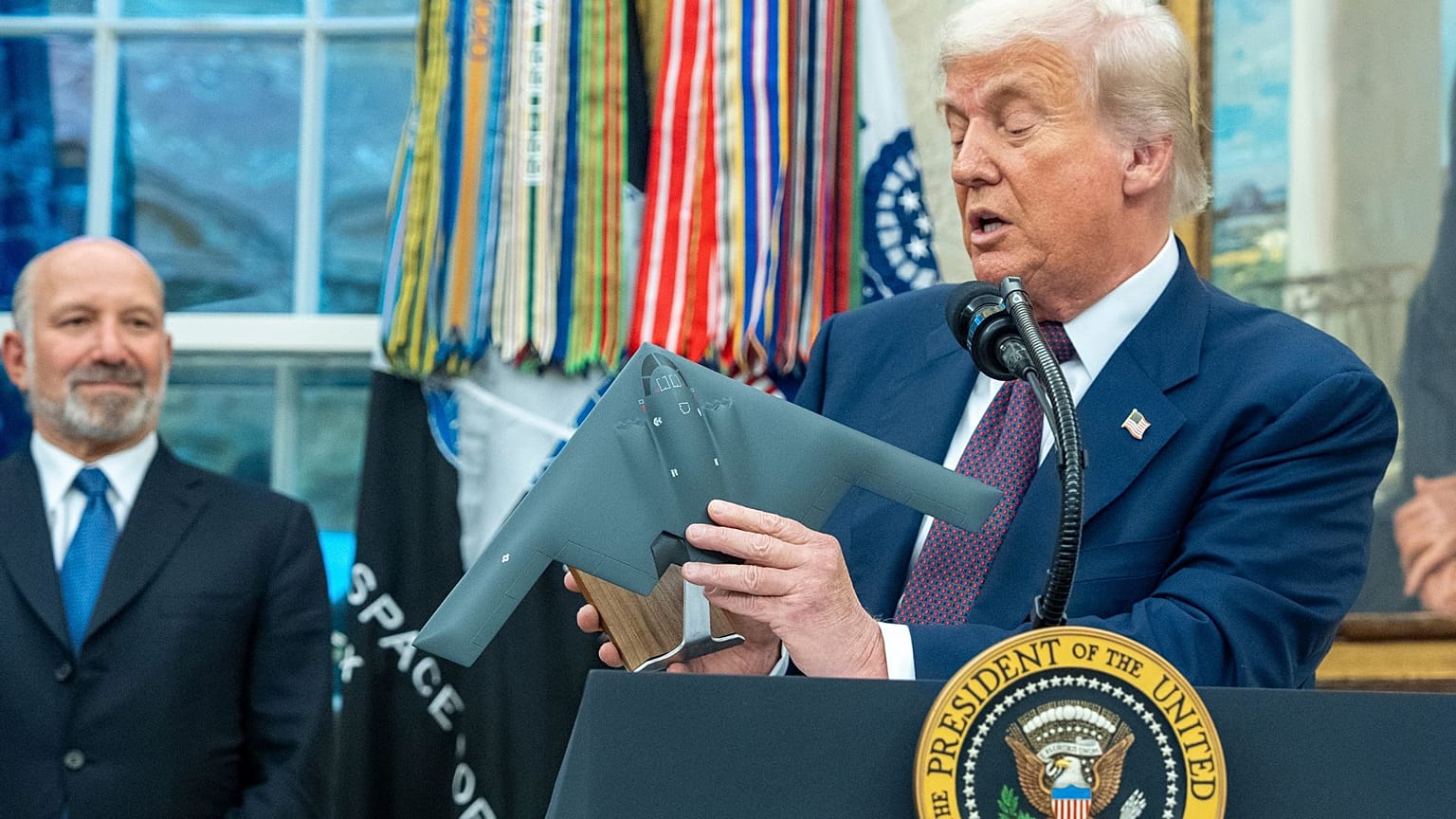 دونالد ترامپ، رئیس جمهوری آمریکا، روز چهارشنبه ۶ اوت ۲۰۲۵ در دفتر بیضی کاخ سفید در واشنگتن، یک مدل از بمب‌افکن بی-۲ را در دست دارد