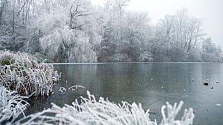 Pescadores e patinadores tomam conta dos lagos congelados da Hungria