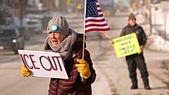 A bevándolrási hivatal (ICE) tisztjei ellen tüntető nő, Portlandben, 2026.01.21-én