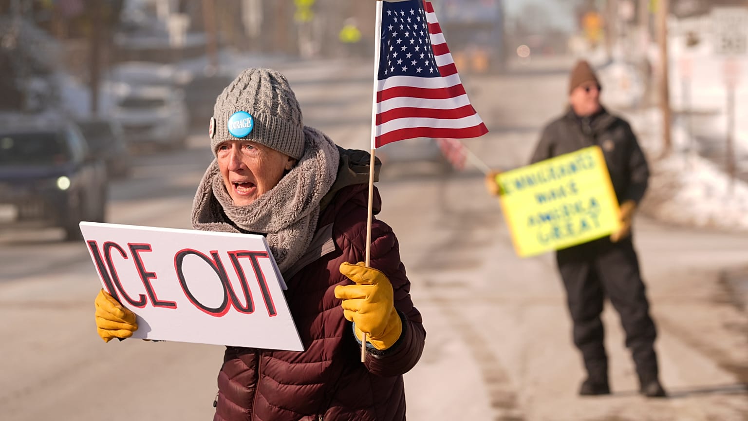 Rosie Grutze protesta contra a presença da Agência de Imigração e Alfândega dos EUA, quarta-feira, 21 de janeiro de 2026, em Portland, Maine. 