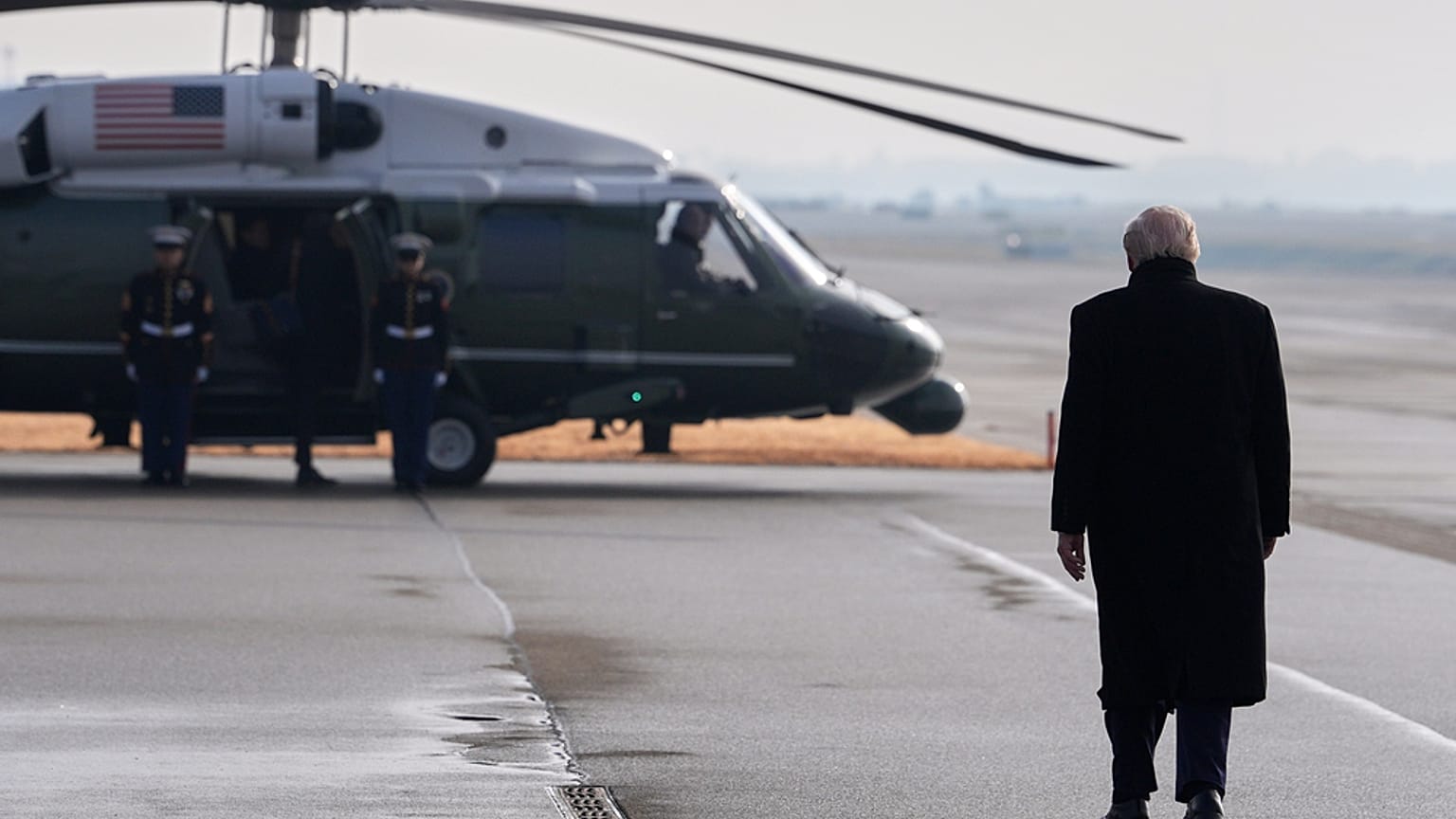 الرئيس دونالد ترامب يتوجه نحو طائرة "مارين ون" للانتقال إلى دافوس بعد وصوله إلى مطار زيورخ في سويسرا، يوم الأربعاء 21 يناير 2026. (تصوير: إيفان فوتشي / أسوشيتد برس)