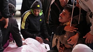 فلسطينيون يشيّعون جثمان شاب قُتل بنيران إسرائيلية، مستشفى الأقصى بمدينة دير البلح وسط قطاع غزة، الأربعاء 21 كانون الثاني/يناير 2026. 